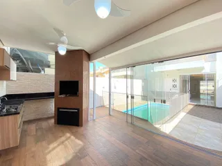Sala de estar com acesso a uma área externa com piscina.