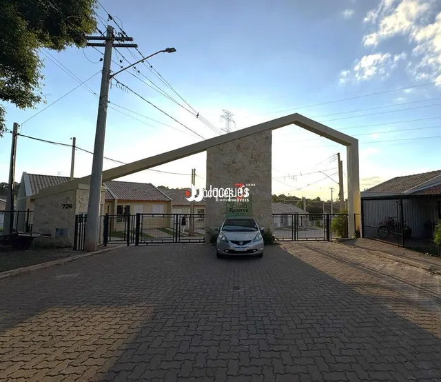 Fachada de uma residência com portão de entrada em Lajeado, Brasil.