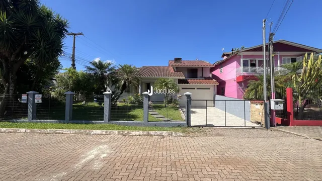Fachada de uma casa em Lajeado, Brasil, com cerca e portão.