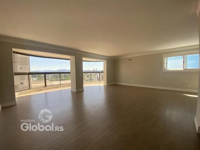 Sala ampla com grandes janelas que oferecem uma vista.