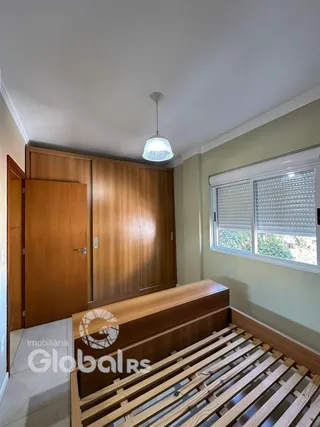 Foto de um quarto com armários de madeira e estrutura de cama de madeira.