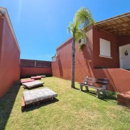 Foto de uma área externa gramada com um banco em um imóvel em Lajeado.
