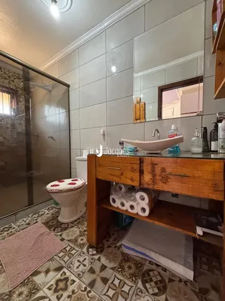 Foto de um ambiente interno com piso de cerâmica e um vaso sanitário.