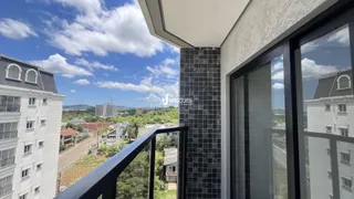 Vista de um edifício residencial com vista para a paisagem circundante.