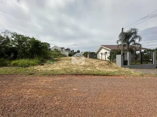 Vista externa de uma propriedade em Lajeado, Brasil, com terreno inclinado.
