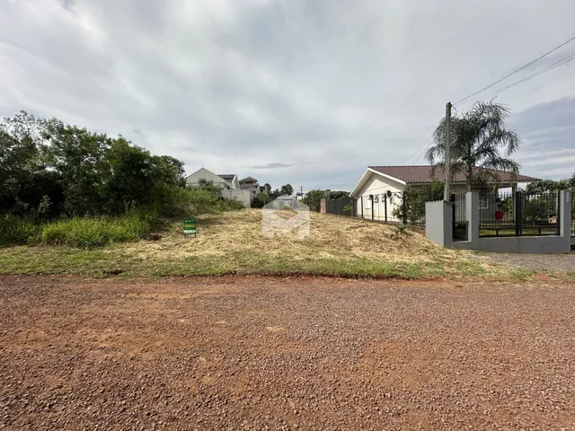 Vista externa de uma propriedade em Lajeado, Brasil, com terreno inclinado.