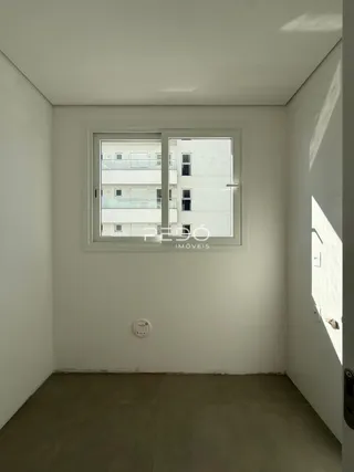 Vista interna de um ambiente com janela.