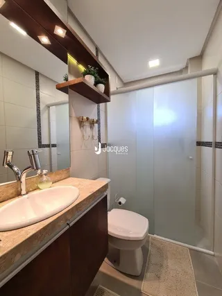Foto de um banheiro interno com bancada e box de chuveiro.