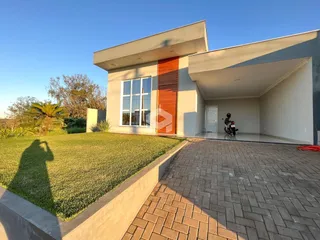 Fachada moderna de uma residência em Lajeado, Brasil, com jardim e área pavimentada.