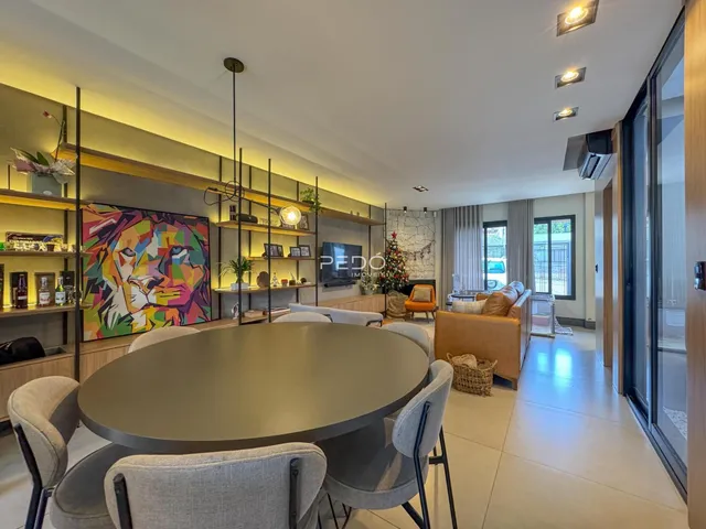 Sala de estar com mesa de jantar e área de convívio em um apartamento.
