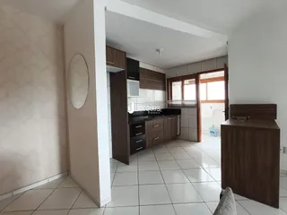Vista interna de uma cozinha e área de estar em um imóvel no Brasil.