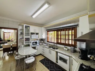 Vista da cozinha e sala de jantar de um imóvel em Lajeado, Brasil.