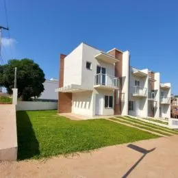 Fachada de uma casa moderna em Lajeado, Brasil, com jardim gramado.