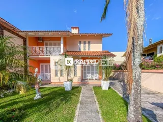 Fachada de uma casa em Lajeado com jardim verde.