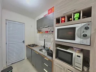 Foto de uma cozinha moderna com armários e eletrodomésticos.