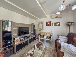 Sala de estar moderna com sofá e decoração de interiores.