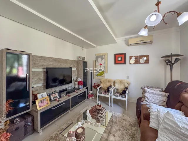 Sala de estar moderna com sofá e decoração de interiores.