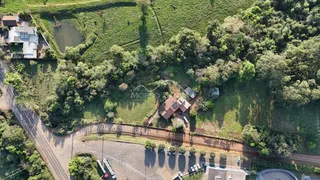 Vista aérea da propriedade residencial em Lajeado, mostrando a casa cercada por vegetação.