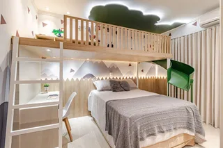 Quarto com cama de beliche de madeira e decoração moderna.