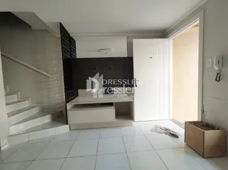 Um corredor com escadas é visível na propriedade.