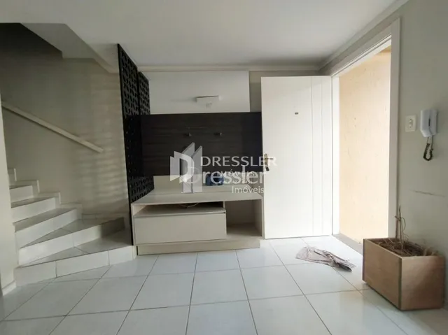 Um corredor com escadas é visível na propriedade.