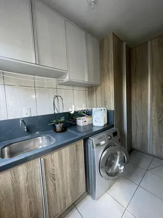 Cozinha moderna com armários e máquina de lavar roupa.