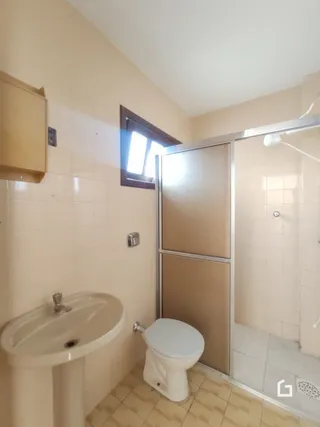 Foto de um banheiro interno com vaso sanitário e pia.