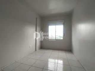 Hall de corredor interno com piso de cerâmica claro.