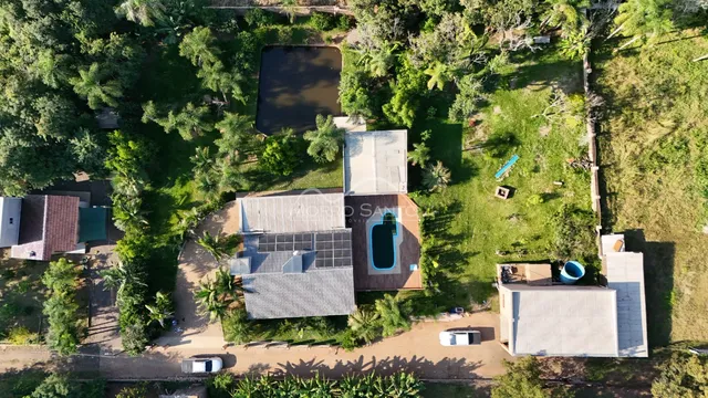 Vista aérea de uma residência com piscina e jardim em Lajeado.
