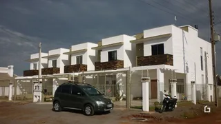 Fachada de uma casa moderna em Lajeado, Brasil com cerca de ferro.