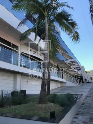 Fachada moderna de um edifício residencial com grandes janelas e palmeira em Lajeado.