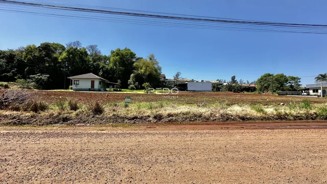 Vista externa de uma casa em Lajeado com terreno ao redor.