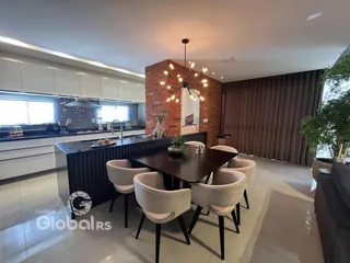 Ambiente de sala de jantar com cozinha moderna em Lajeado.