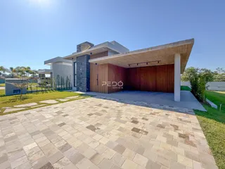Fachada moderna de uma residência com área externa pavimentada em Lajeado, Brasil.