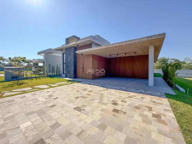 Fachada moderna de uma residência com área externa pavimentada em Lajeado, Brasil.