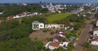 Vista aérea mostrando uma área verde com residências em Lajeado, Brasil.