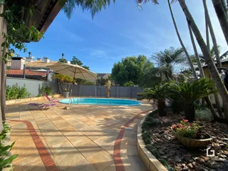 Vista da piscina e área externa com paisagismo em Lajeado.