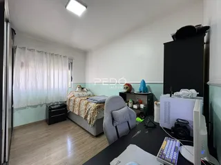Quarto com cama e janela em um imóvel no Brasil.