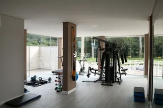 Espaço interno com equipamentos de ginástica em um imóvel.