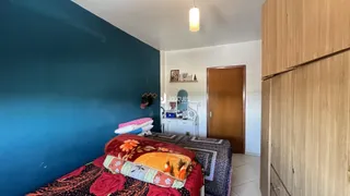 Quarto com cama e armário de madeira.