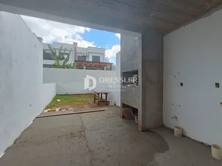 Interior de um espaço em construção com paredes de concreto.