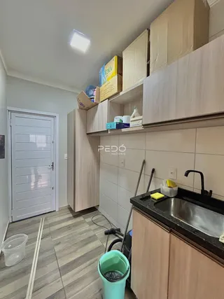 Foto de uma cozinha com armários e piso de cerâmica em um imóvel no Brasil.