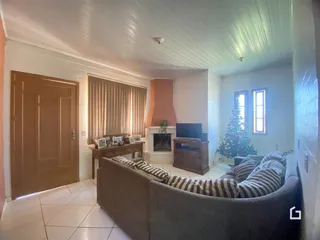 Sala de estar com lareira e sofá em ambiente claro.