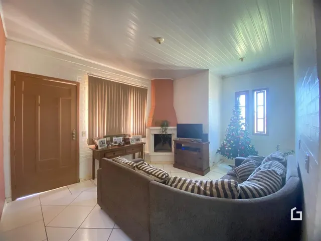Sala de estar com lareira e sofá em ambiente claro.