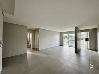 Ambiente interno de uma sala ampla com piso de cerâmica em Lajeado, Brasil.