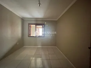 Esta é uma foto de um ambiente interno com piso de cerâmica.