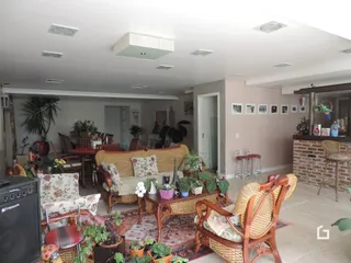 A sala de estar apresenta móveis e decoração com paredes de tijolo.