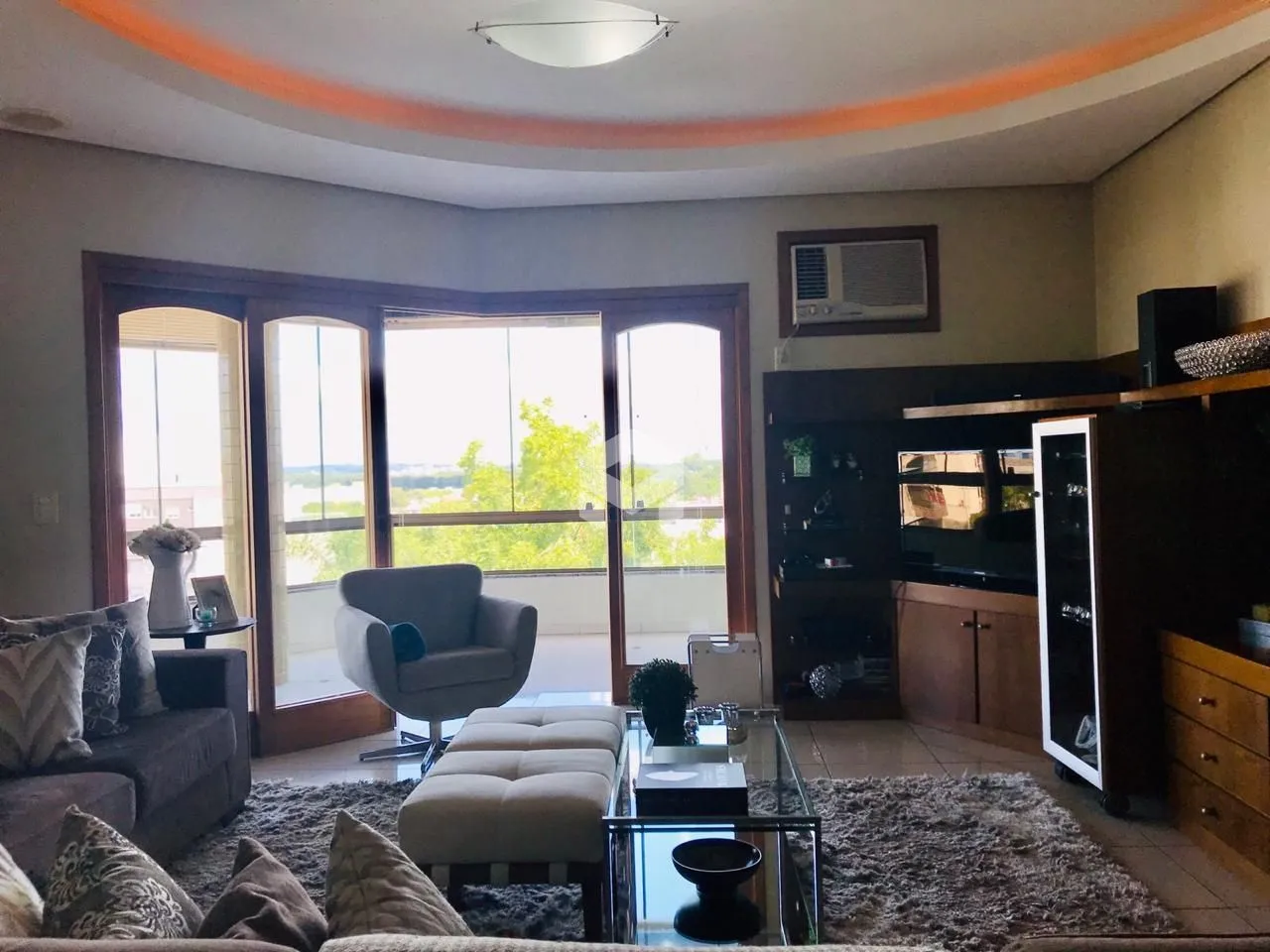 Sala de estar com vista para a paisagem externa.