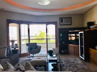 Sala de estar com vista para a paisagem externa.