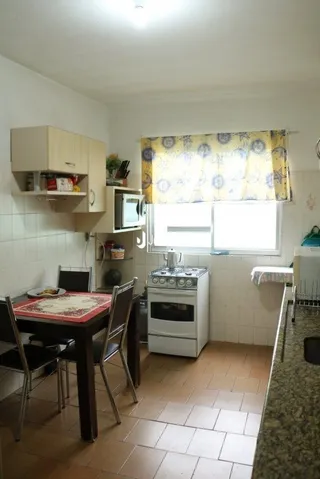 Foto de uma cozinha interna com piso de cerâmica e armários.